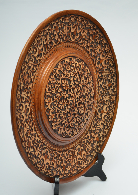 Декоративная деревянная тарелка с цветочным мотивом