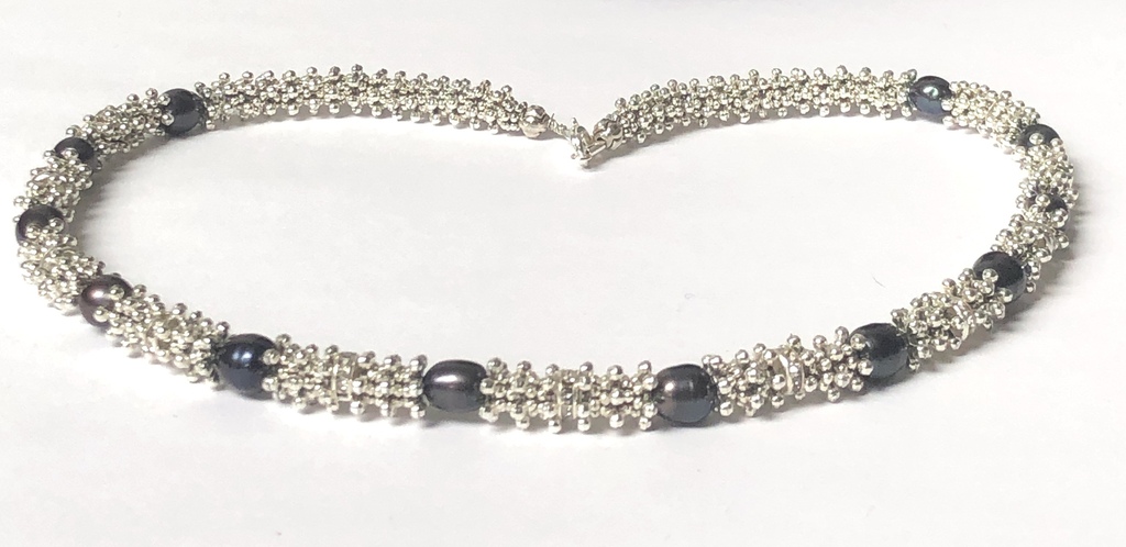 Ожерелье из пресноводного жемчуга с элементами из серебра и металла