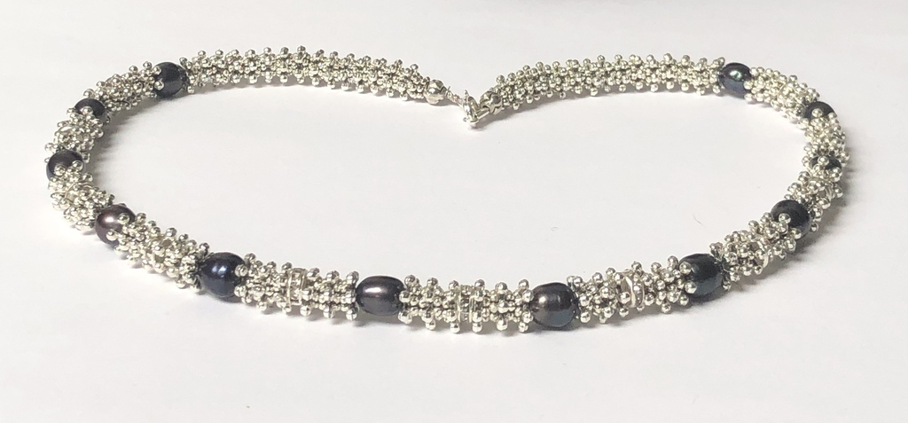 Ожерелье из пресноводного жемчуга с элементами из серебра и металла