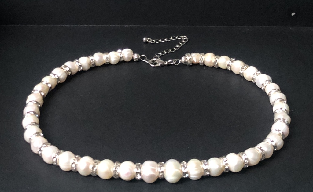Freshwater pearl necklace with metal elements