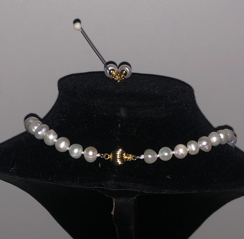 Ожерелье из белого пресноводного жемчуга с серьгами. 925 проба, 18-каратное золото.