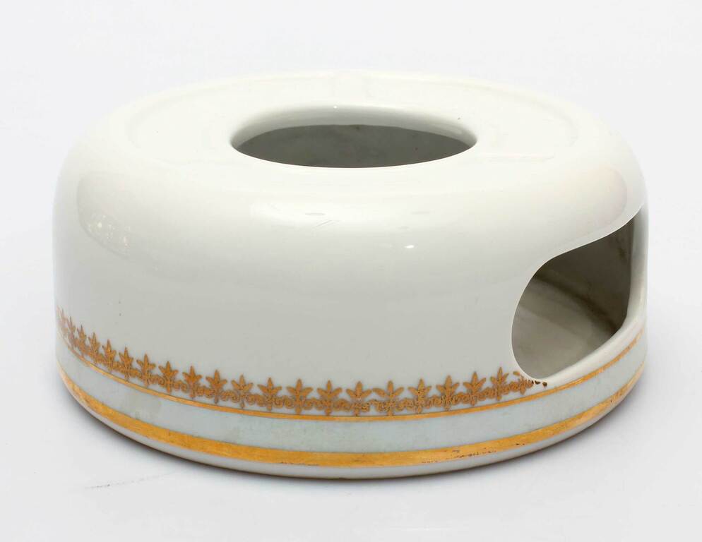 Porcelain dish for heating food