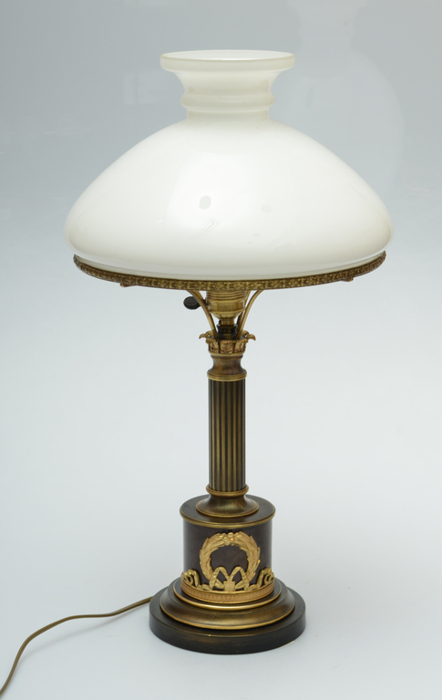 Classic style table lamp