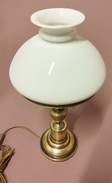 Klasicisma stila galda lampa