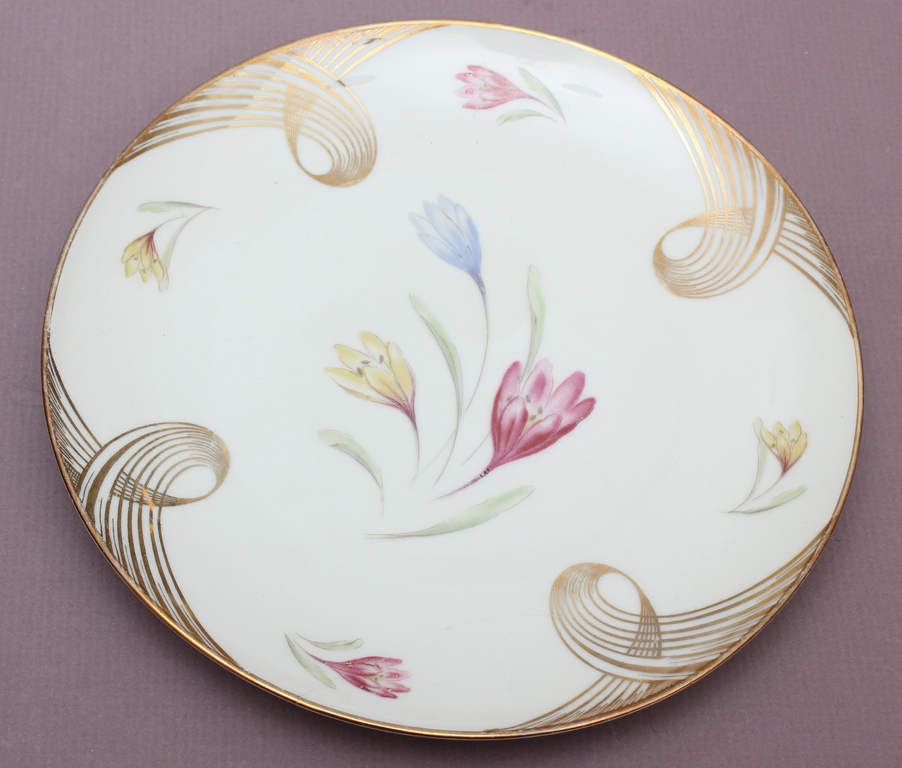 Set of porcelain plates (6 pcs.)