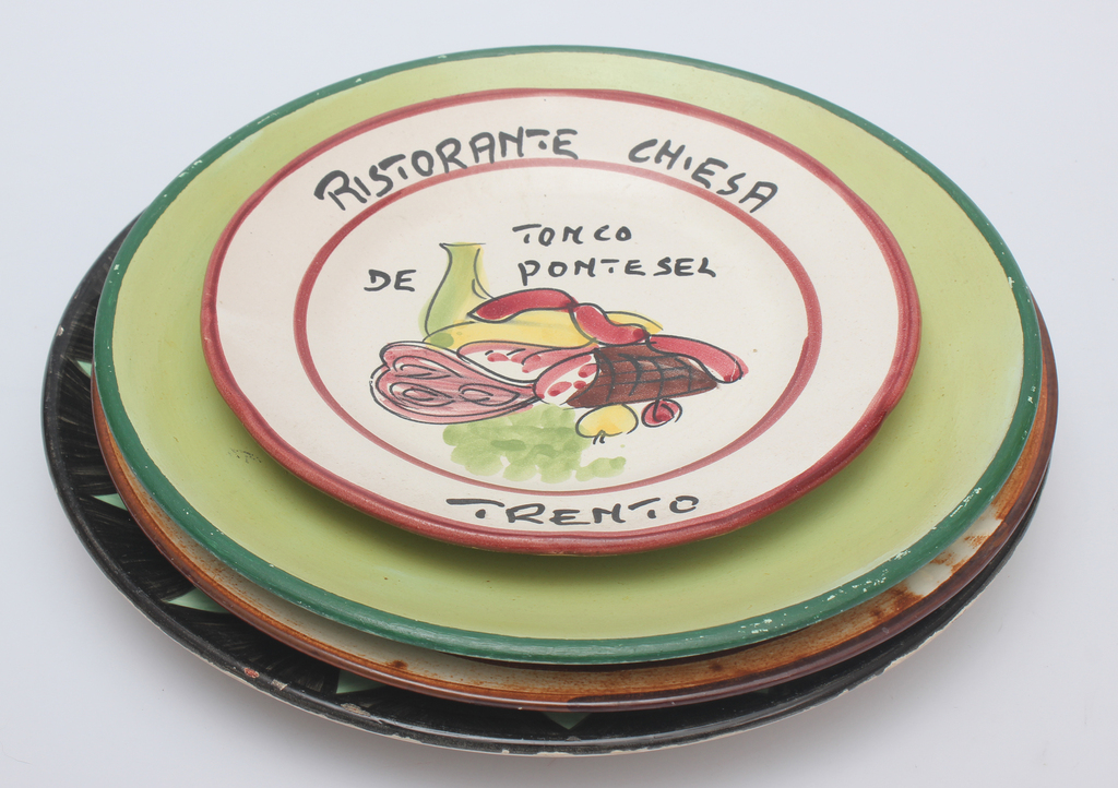 Set of decorative plates (4 pcs.)