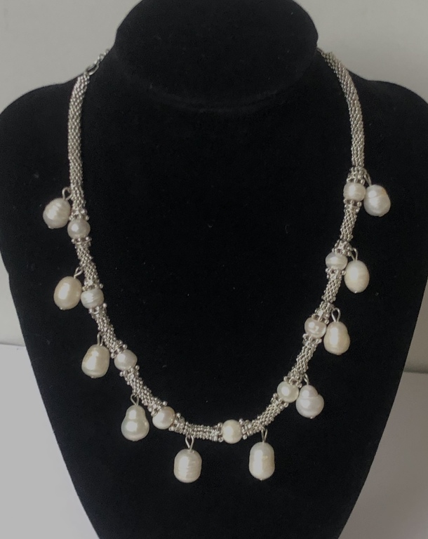Freshwater pearl necklace with other metal elements