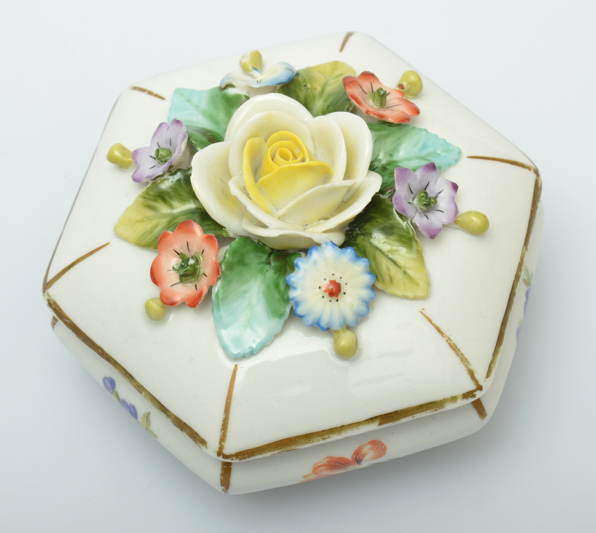 Фарфоровая декоративная тарелка с цветочным орнаментом