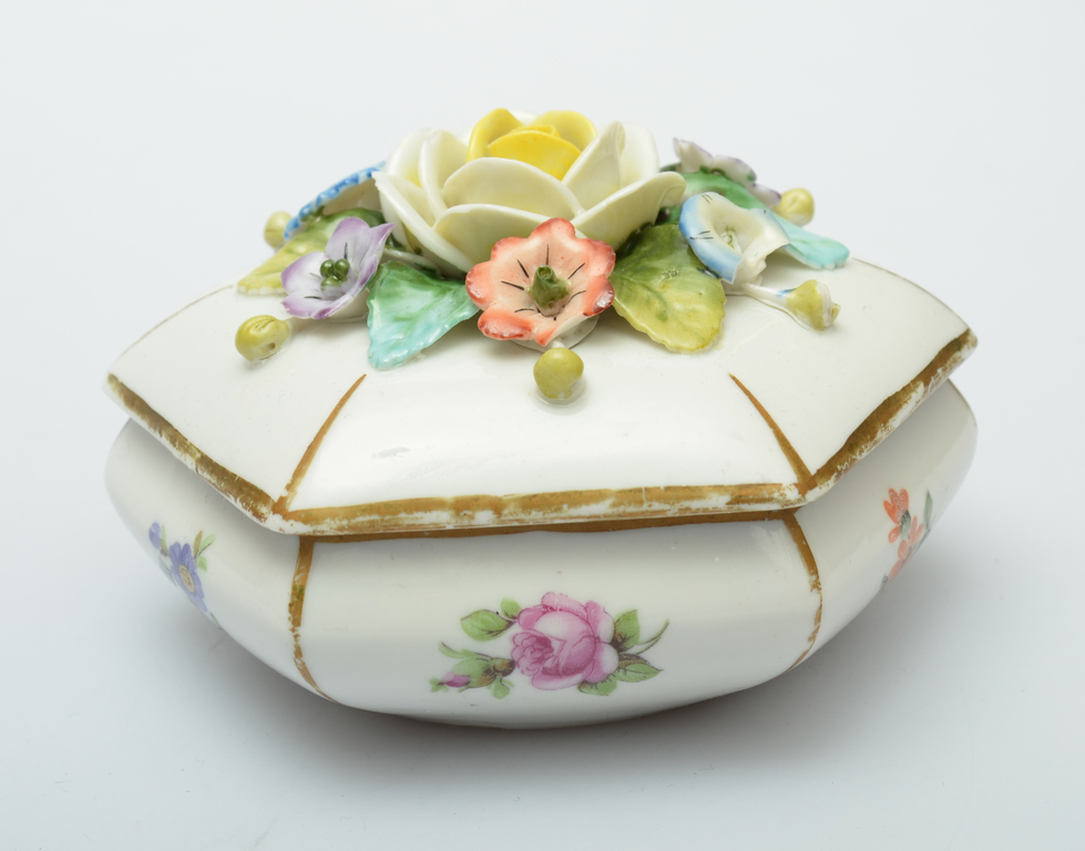 Porcelāna rotu trauciņš ar ziedu dekoru