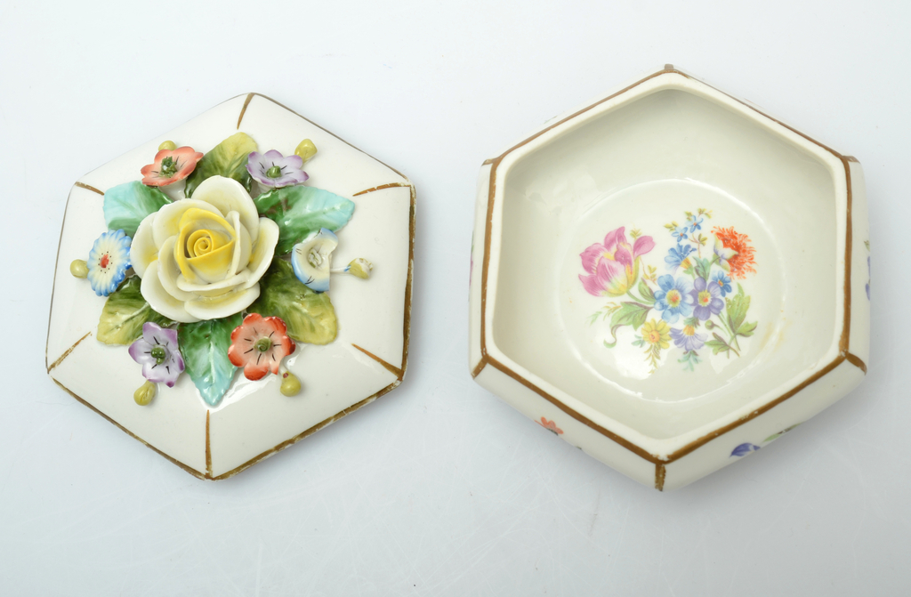 Porcelain decorative dish with flower decoration