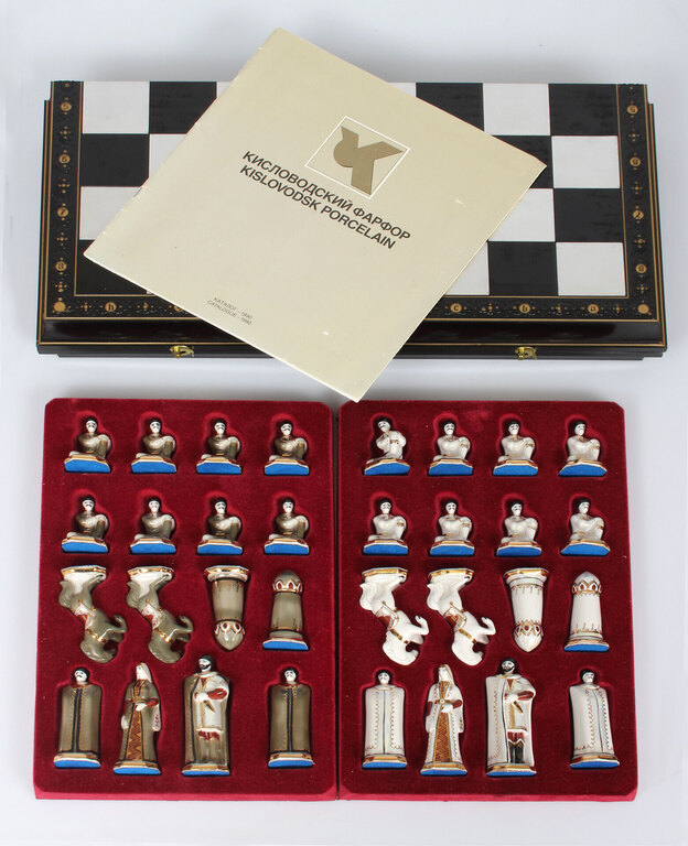 Фарфоровый шахматный набор
