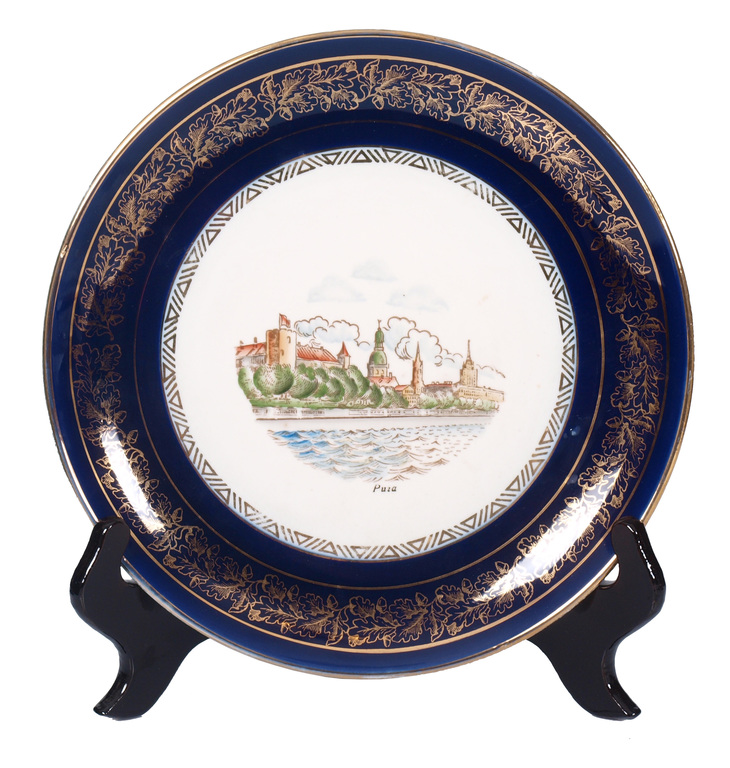 Фарфоровая тарелка с видом на Старый город