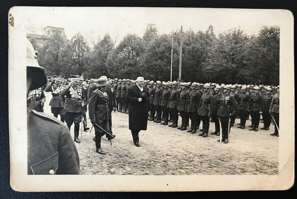 Prezidents Kārlis Ulmanis atklāj militāri parādi Esplanādē 1934.gada jūlijā.