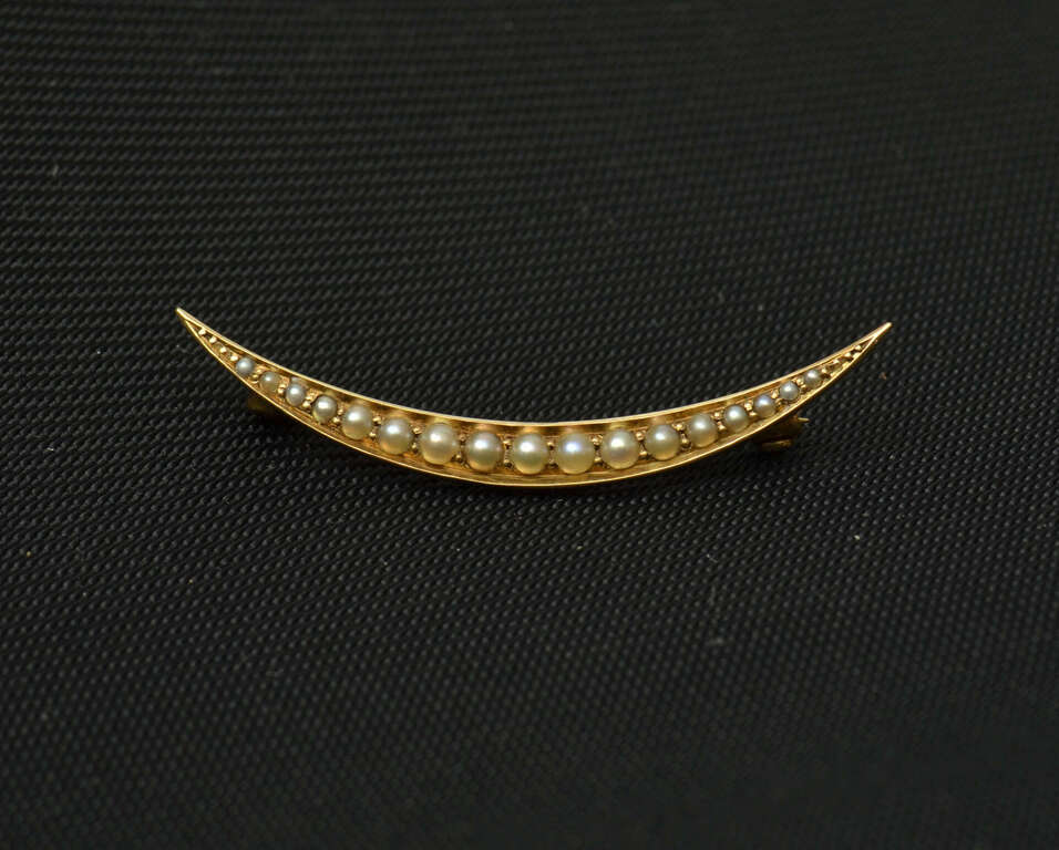 Art Nouveau Gold brooch with natural pearls
