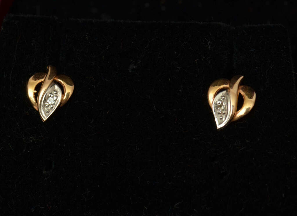 Gold earrings with diamonds