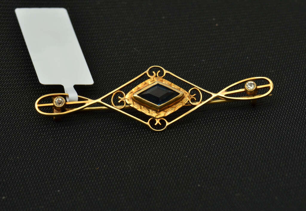 Art Deco Gold brooch with sapphire and diamonds