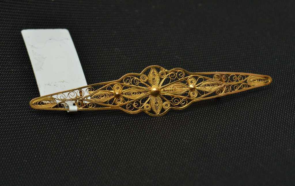 Филигранная золотая брошь в стиле модерн