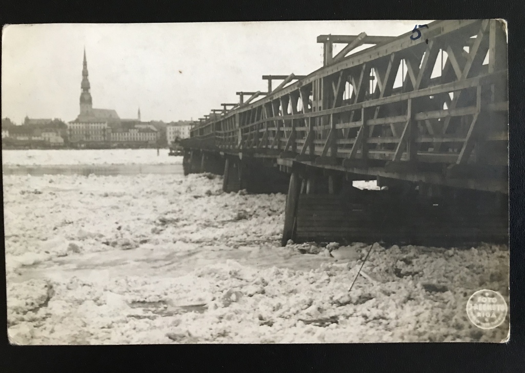 Ledus iešana Daugavā pie koka tilta