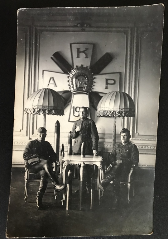 Солдаты Курземского артиллерийского полка в доме собраний офицеров Лиепайской каросты