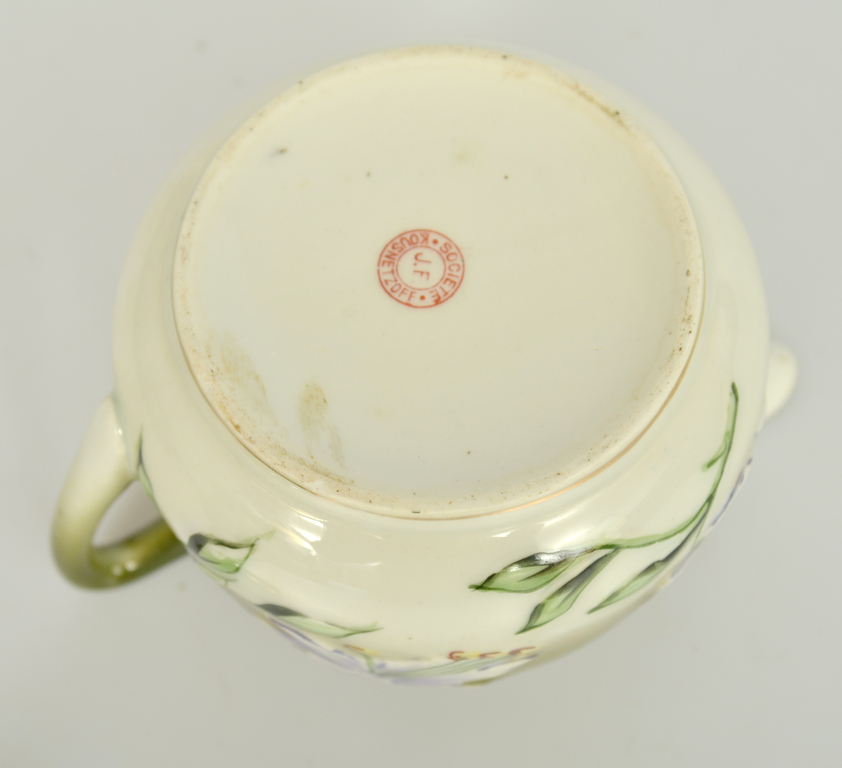 Porcelain saucer and can with lid