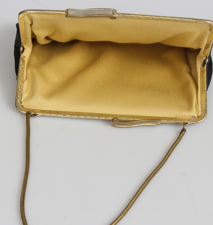 Женская театральная сумка с вышивкой альпийскими фиалками