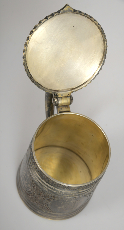 Серебряная пивная кружка с крышкой
