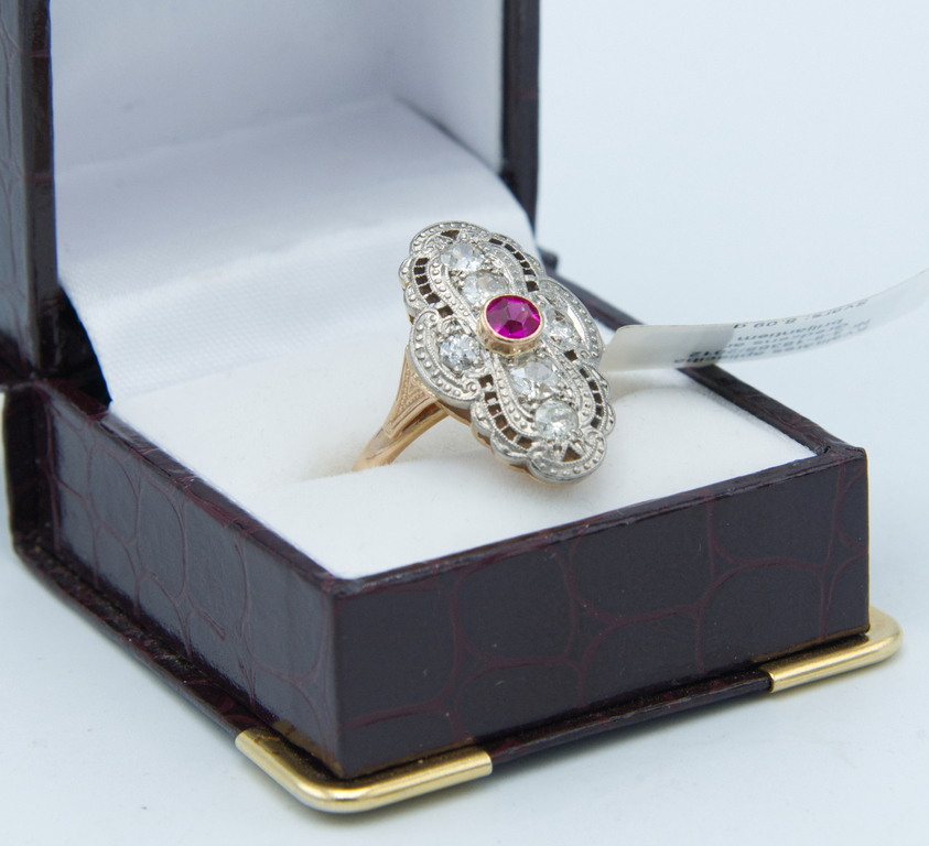 Золотое кольцо с бриллиантами и 1 синтетическим рубином