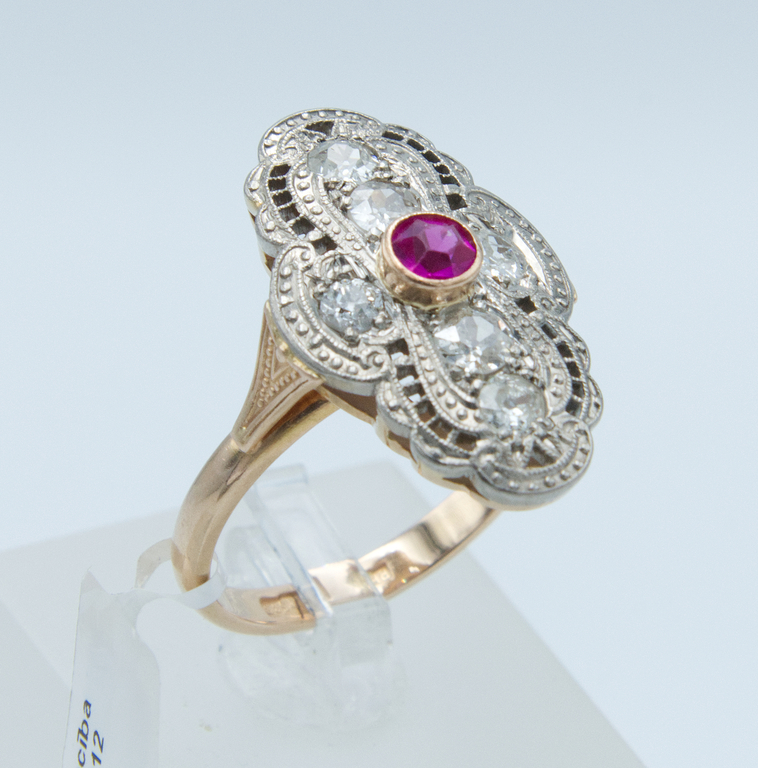 Золотое кольцо с бриллиантами и 1 синтетическим рубином