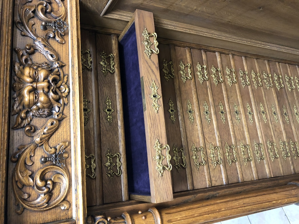 Шкаф для хранения коллекции монет/ювелирных изделий в стиле барокко