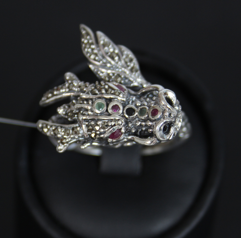 Серебряное кольцо с рубинами, изумрудами, сапфиром