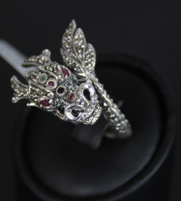 Серебряное кольцо с рубинами, изумрудами, сапфиром