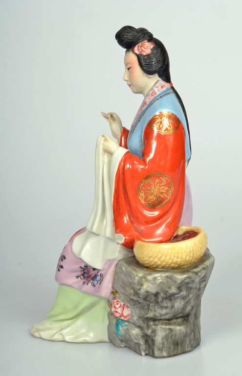 Фарфоровая фигурка Китаянка с вышивкой