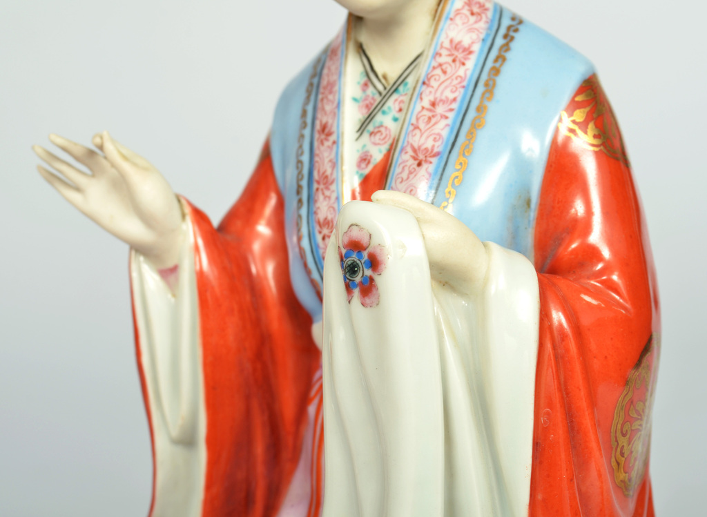 Фарфоровая фигурка Китаянка с вышивкой