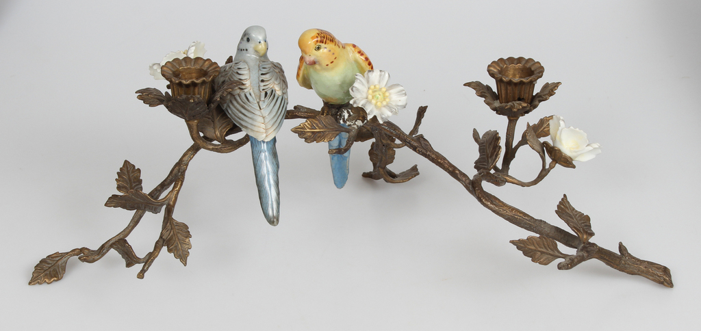 Metāla svečturis ar porcelāna ziediem un putnu figūriņām