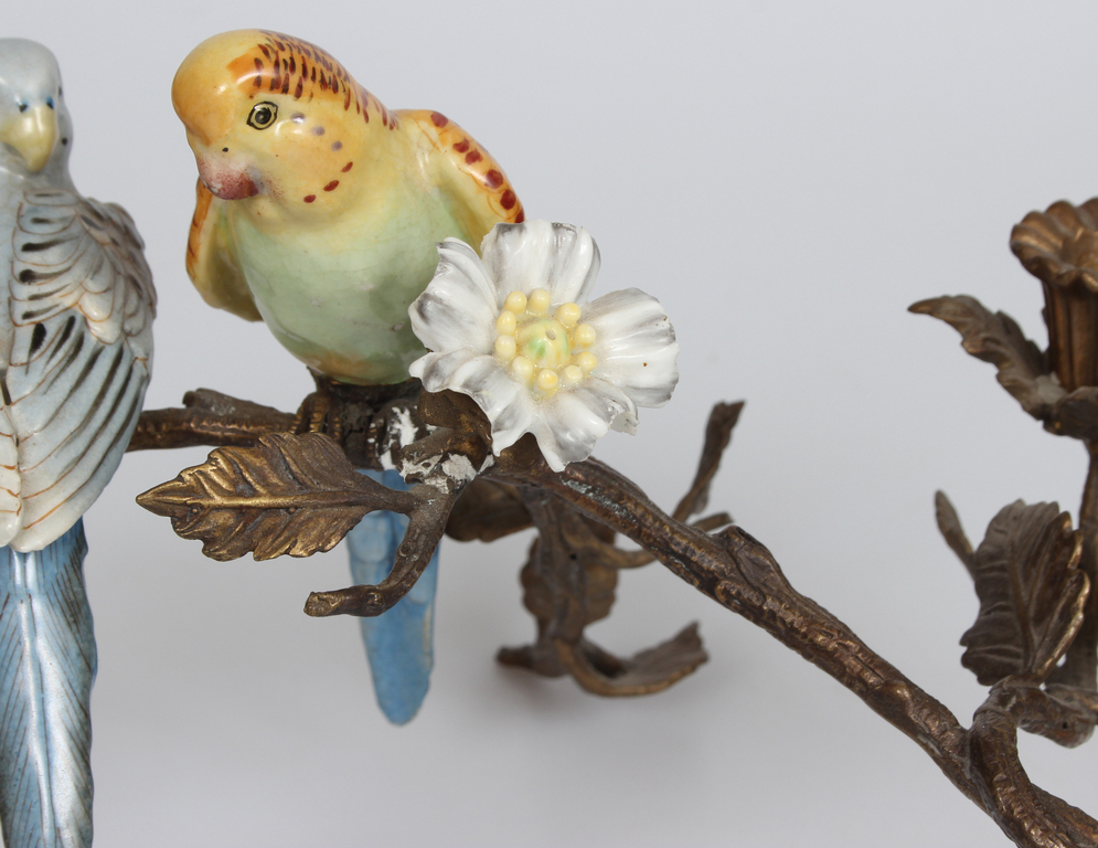 Металлический подсвечник с фарфоровыми цветами и фигурками птиц