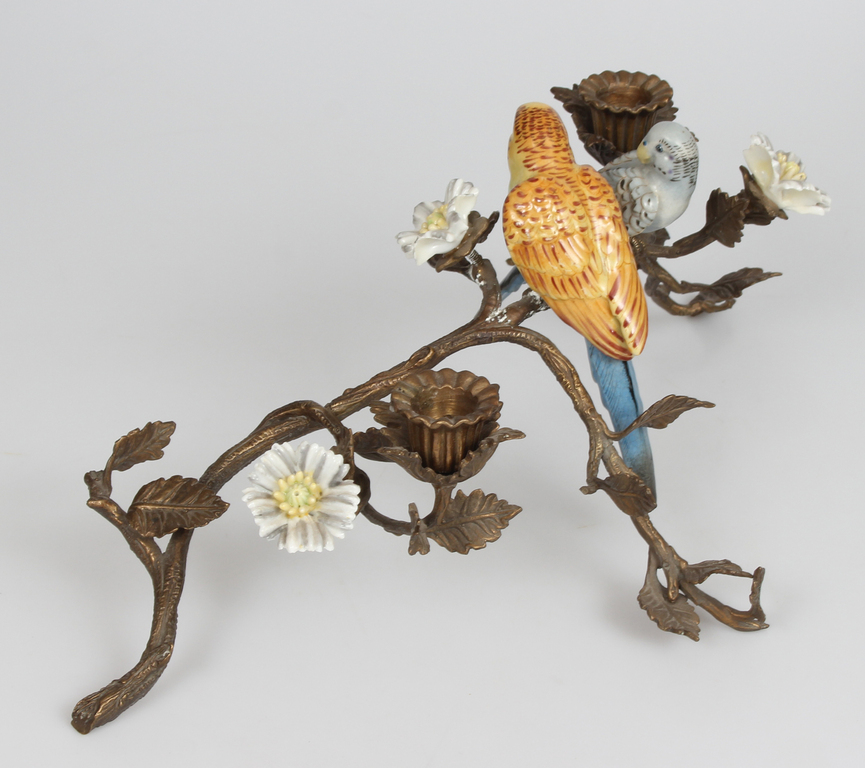 Metāla svečturis ar porcelāna ziediem un putnu figūriņām
