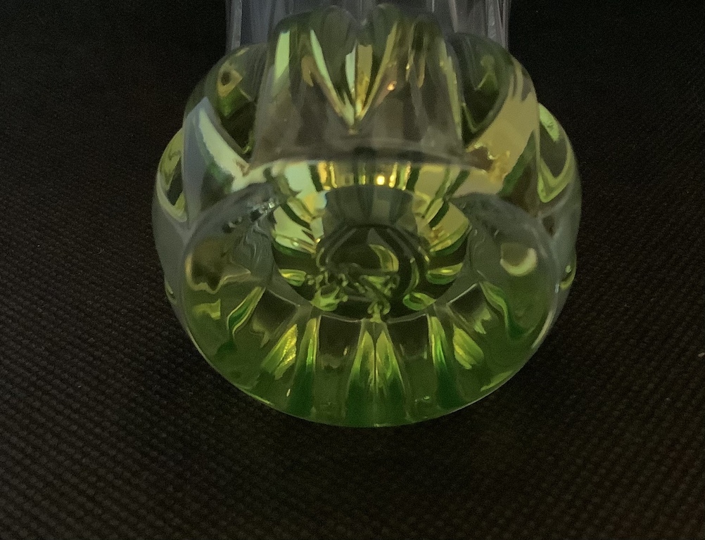  вазочка для Гиацинт,Богемия, Урановое стекло. Фото под ултьтрофиолет. Освещением.