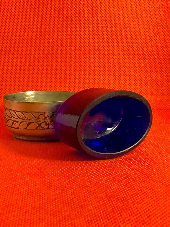 Salt cellar with cobalt glass insert. Slab carving. The adhesive is illegible.