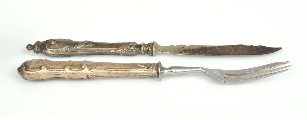 Серебряная вилка и нож