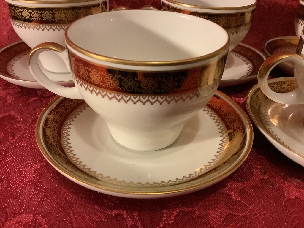5 skaistas tējas krūzes ar apakštasītēm, Kahla, Vācija, zeltītas.
