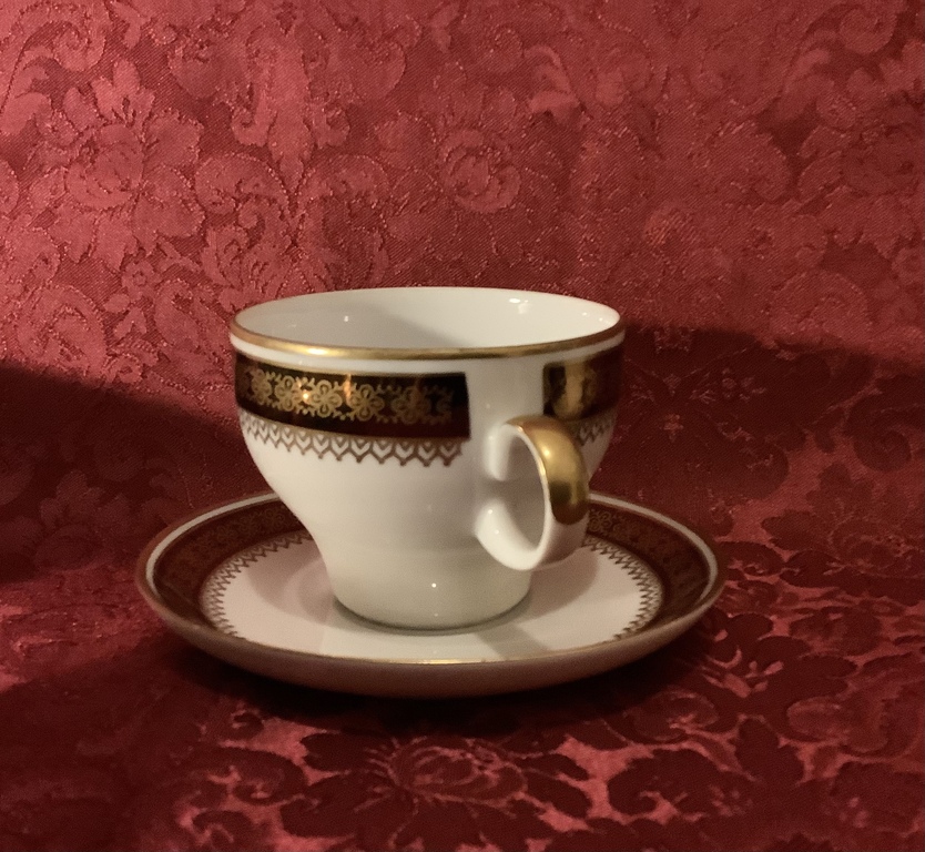5 beautiful tea cups with saucers, Kahla, Germany, outlined in gold.