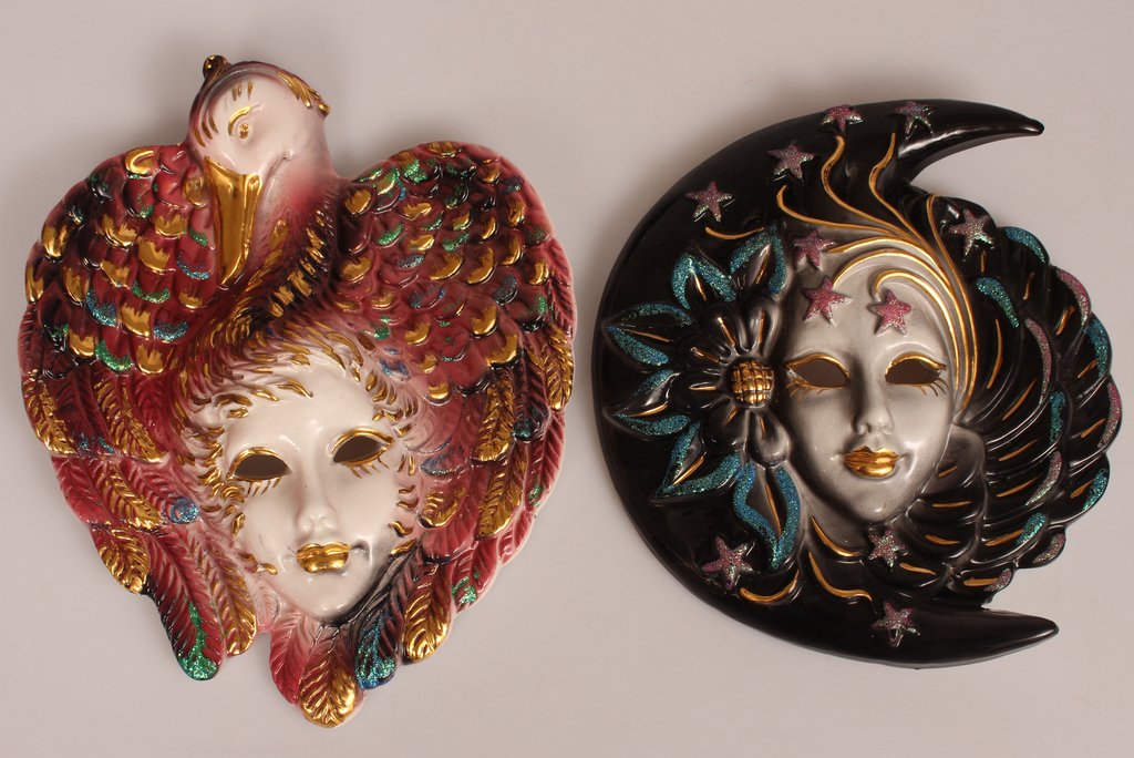 Divas porcelāna maskas