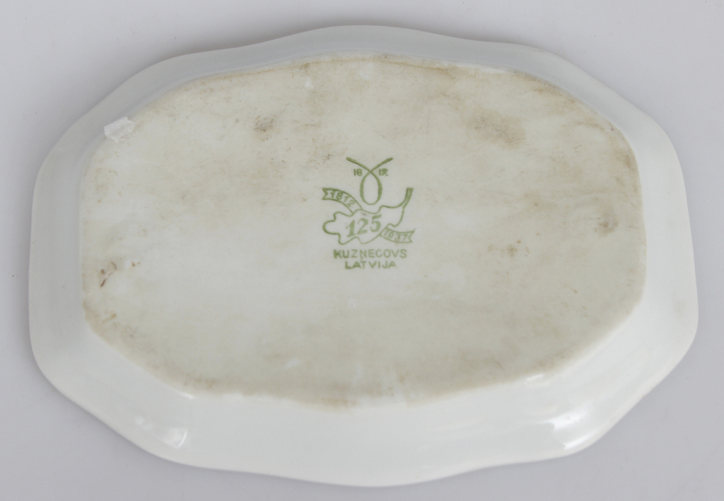 Porcelain plate in oval shape 