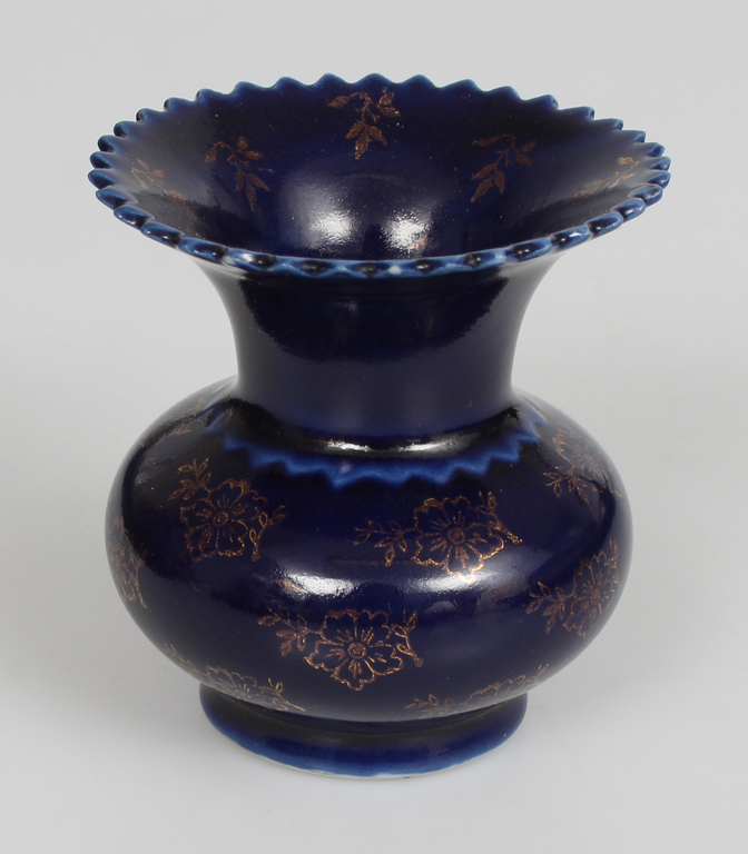 Porcelain vase with gold seal