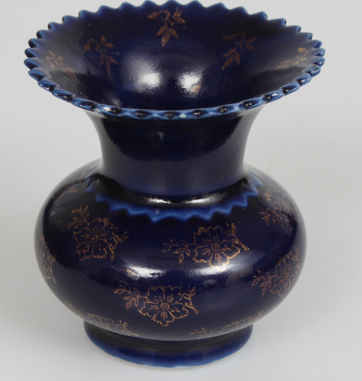 Porcelain vase with gold seal