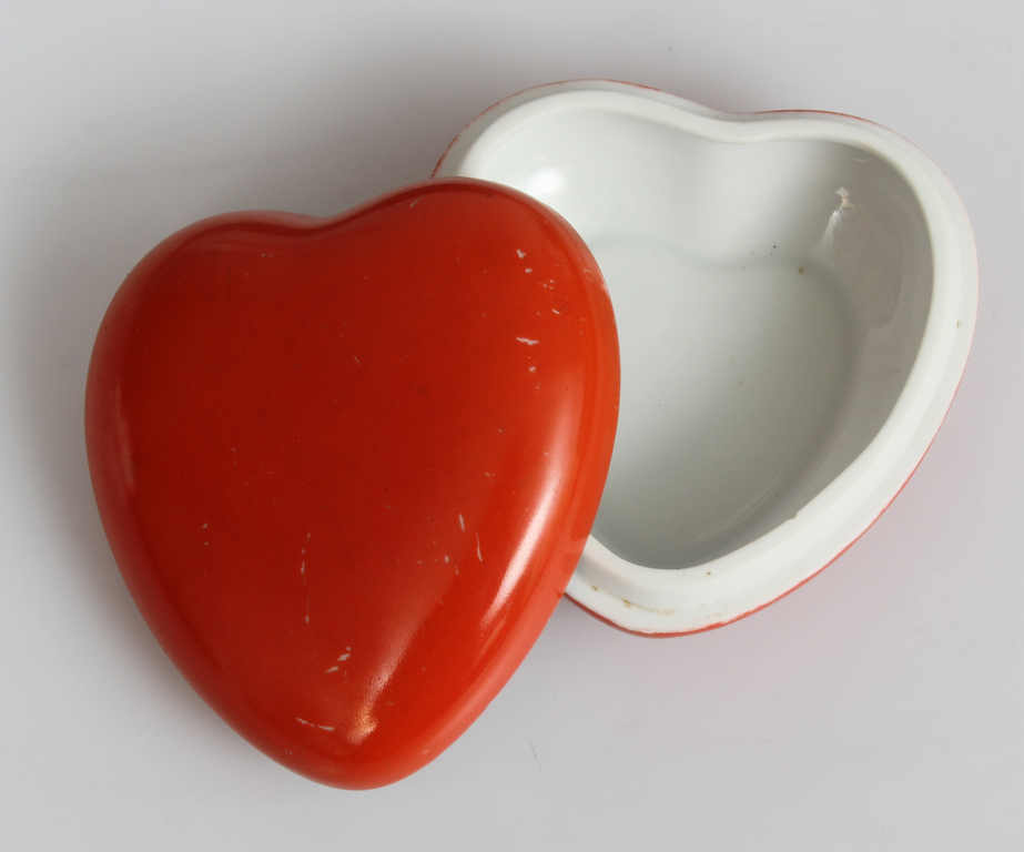 Porcelain heart-shapedchest with lid for rings