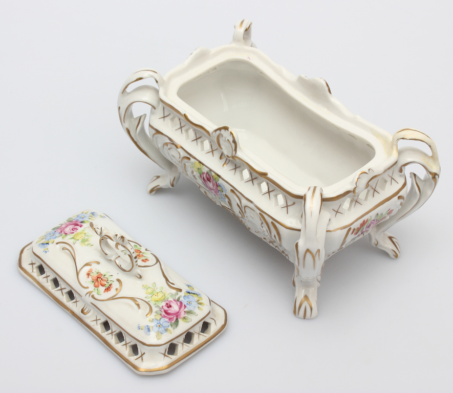 Porcelain casket with floral motif
