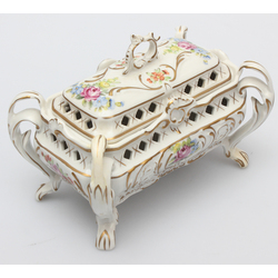 Porcelain casket with floral motif
