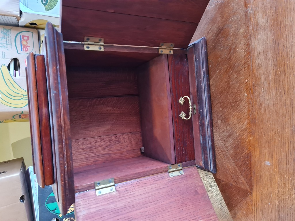 Небольшой запирающийся деревянный шкафчик