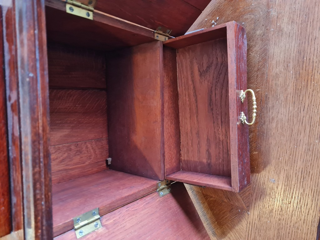 Небольшой запирающийся деревянный шкафчик
